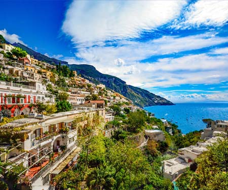 <p>Gekleurd dorp op heuvel met uitzicht op zee Italiaanse Rivièra</p>