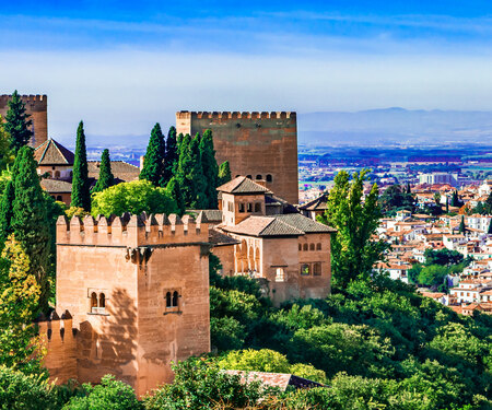 <p>Prachtig uitzicht over een stad in Andalusië met een mooi kasteel op de voorgrond.</p>