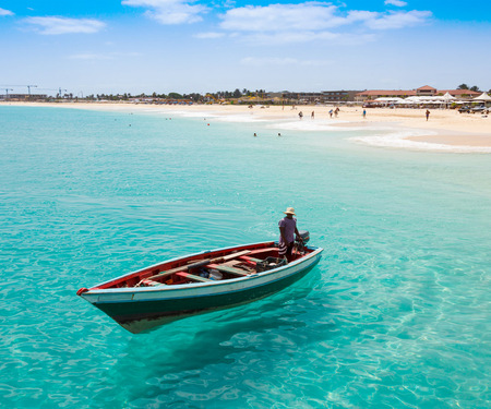 <p>Bootje in zee bij Ihla do Sal op Kaapverdië</p>