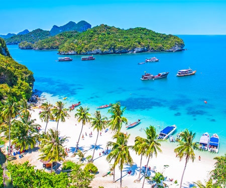 <p>Tropisch wit strand met blauwe zee op Koh Samui</p>