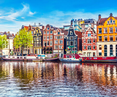 <p>Herenhuizen aan de rivier de Amstel in Amsterdam Nederland</p>