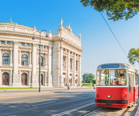 <p>Klassiek gebouw en tram Wenen</p>