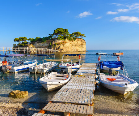 <p>Bootjes aan het strand van Agios Sostis</p>