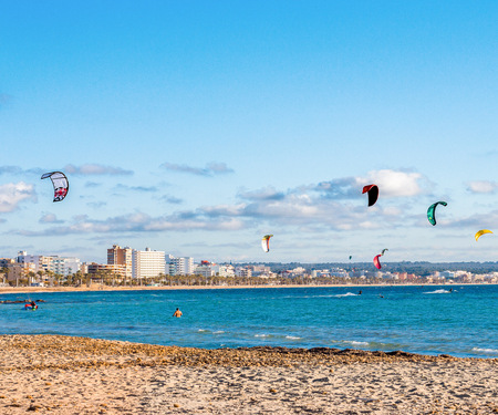 <p>Kite surfers bij het strand van Can Pastilla Mallorca</p>