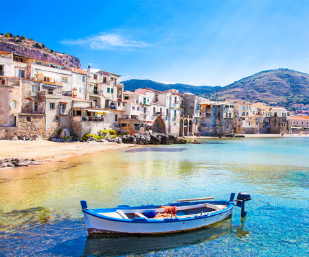 <p>Kleurrijk bootje voor de kust van Cefalu, Sicilie, Italie</p>