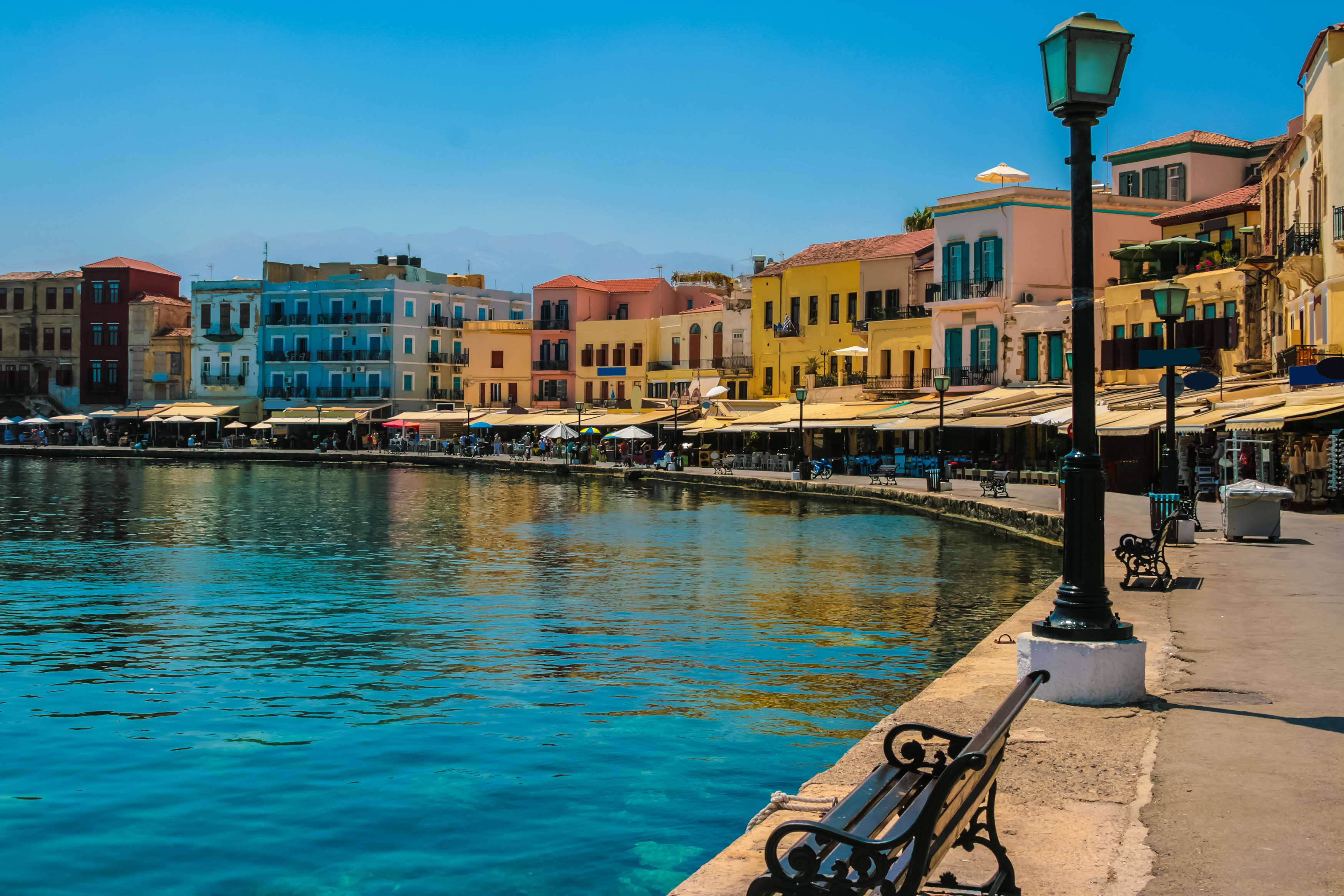 Boulevard met zee en gekleurde huizen in Chania Griekenland