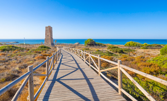 <p>Houten loopbrug in Marbella</p>