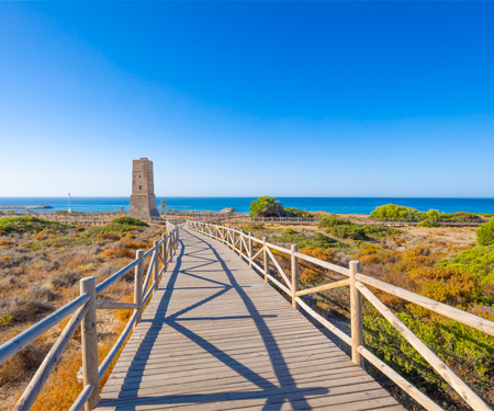 <p>Houten loopbrug naar zee in Marbella</p>