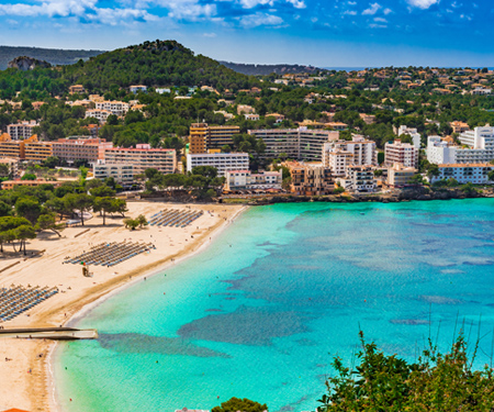 <p data-pm-slice="0 0 []">Hotels en gebouwen langs de kust van Santa Ponsa op Mallorca</p>