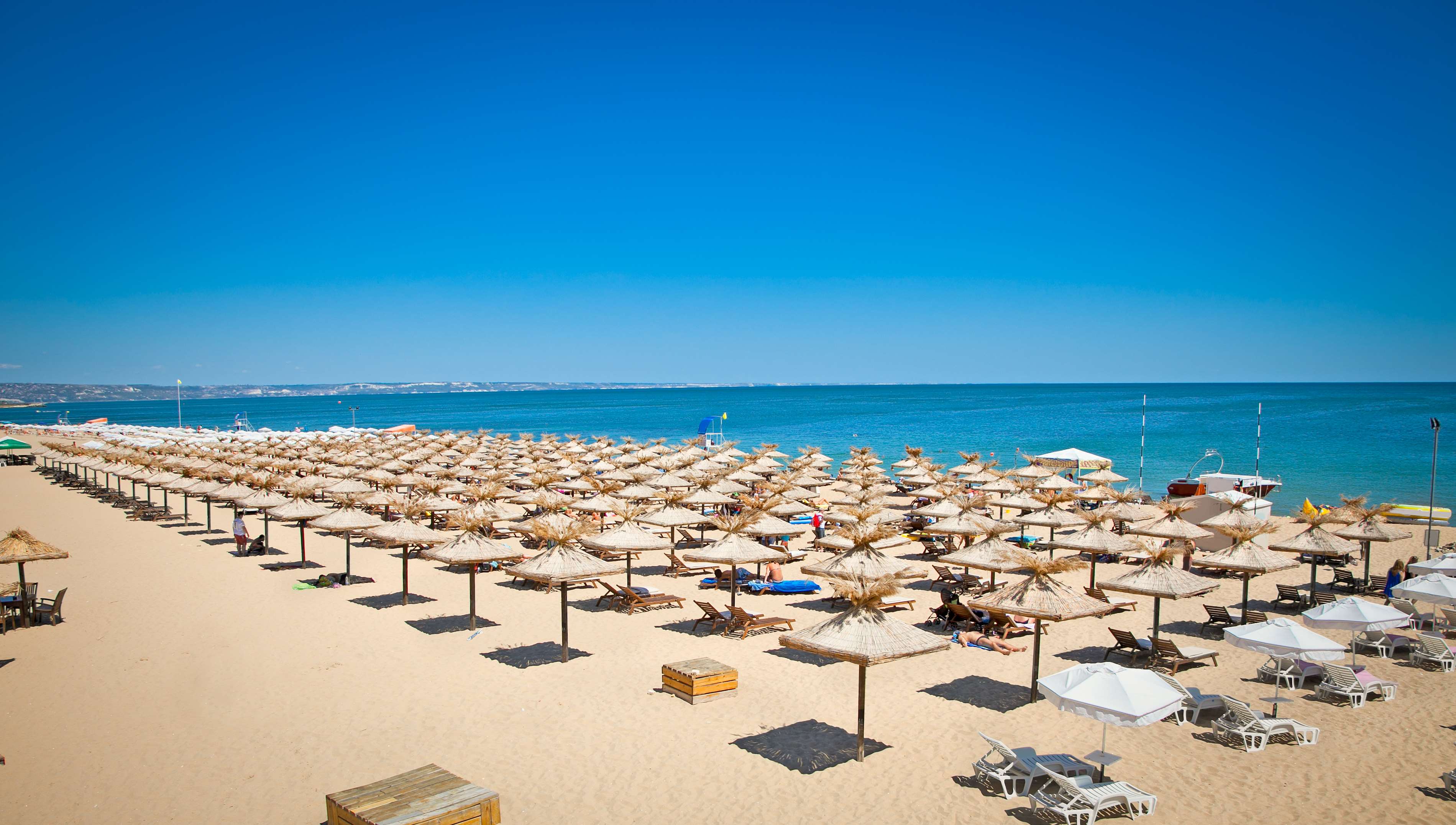 Strand met parasols aan zee Zonnestrand Bulgarije
