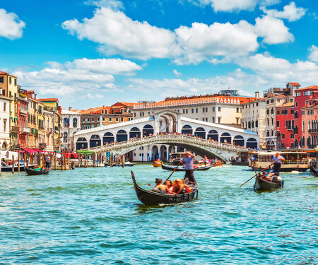 <p>Kanaal bij Ponte Rialto in Venetië</p>