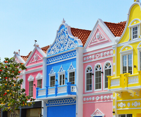<p>Foto van gekleurde huisjes in Oranjestad, Aruba</p>