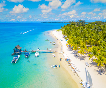 <p>Luchtfoto van het witte strand vol palmbomen in Trou Aux Biches</p>