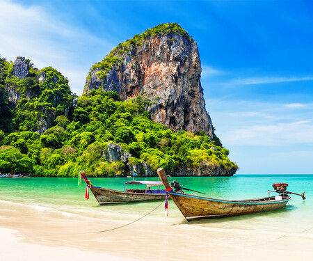 <p>Houten bootjes aan het strand van Railay Beach Ao Nang Beach Thailand</p>