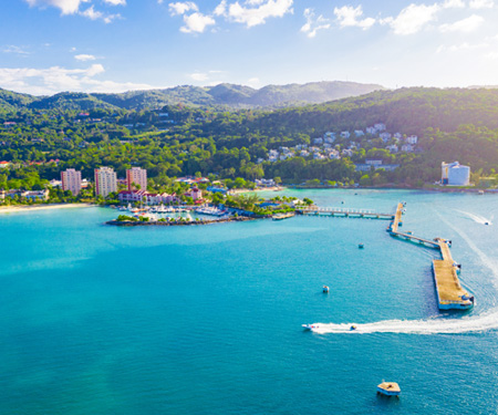 <p>Luchtfoto van de blauwe zee en de kustlijn van Ocho Rios op Jamaica</p>