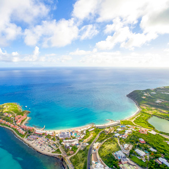 <p>Uitzicht op een baai op Sint Maarten</p>