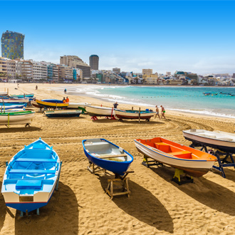 <p>Boten op het strand, met op de achtergrond Las Palmas, in Gran Canaria.</p>
