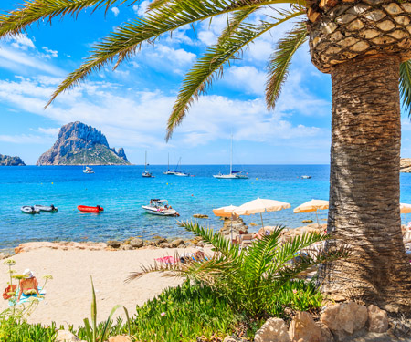 <p>Strand en een blauwe zee op Ibiza</p>