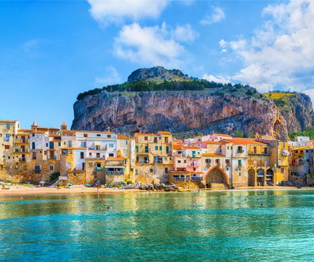 <p>Idyllische huisjes aan de kust van Sicilië</p>