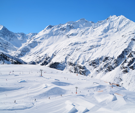 <p>Besneeuwde bergen hotels aan de piste</p><p><br data-mce-bogus="1"></p>