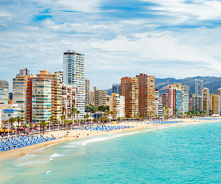 <p>Skyline met hotels en flatgebouwen langs de kust van Benidorm</p>