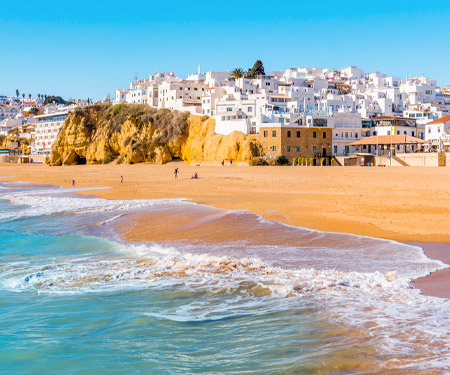 <p>Goudgeel strand van Albufeira in Portugal</p>