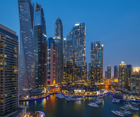<p>Dubai marina uitzicht over skyline bij nacht</p>