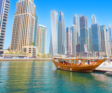 <p>Dubai marina uitzicht over skyline met boot</p>