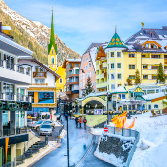 <p><span class="NormalTextRun SCXW35421732 BCX0">Winters dorpscentrum met kleurrijke gebouwen, een kerk met groene toren en natte straat, omgeven door sneeuw en bergen</span><span class="EOP SCXW35421732 BCX0" data-ccp-props="{}">&nbsp;</span></p>