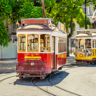 Een toeristisch ritje in een romantische, rode tram