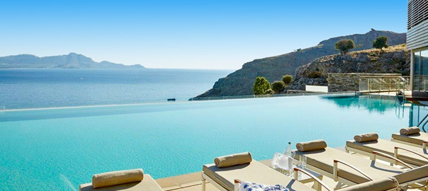 Luxe resort met ligbedden aan het zwembad en prachtig uitzicht