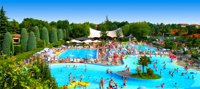 Kinderen hebben plezier in groot zwembad 