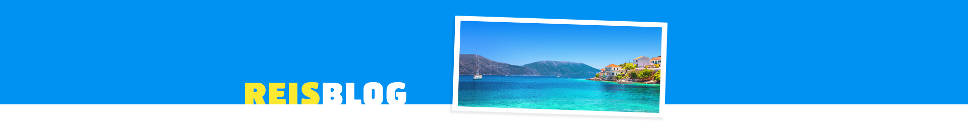 Grieks eiland, met azuurblauwe zee en een zeilboot. In de verte Griekse huisjes die uitkijken over de zee.