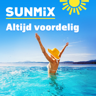 Vrouw in het water op vakantie met Sunmix
