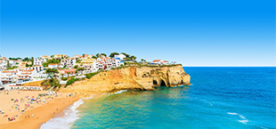 Uitzicht over de zee, strand en het centrum van Algarve