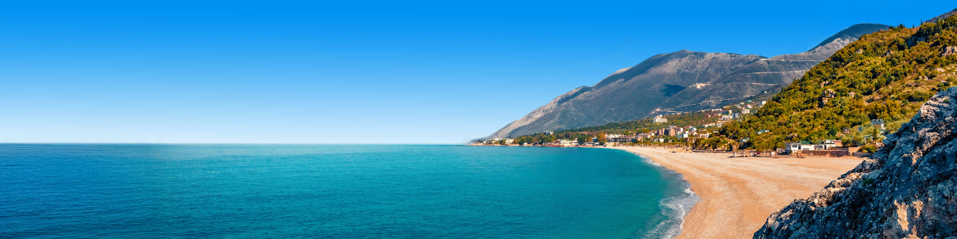 Uitzicht over turqoise helderblauwe zee en strand Albanië