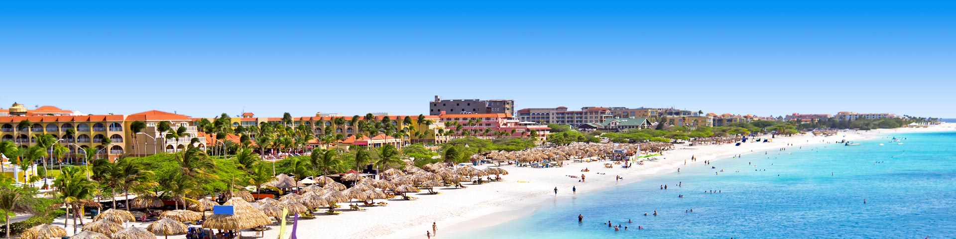 Hotels aan het strand en de blauwe zee op Aruba