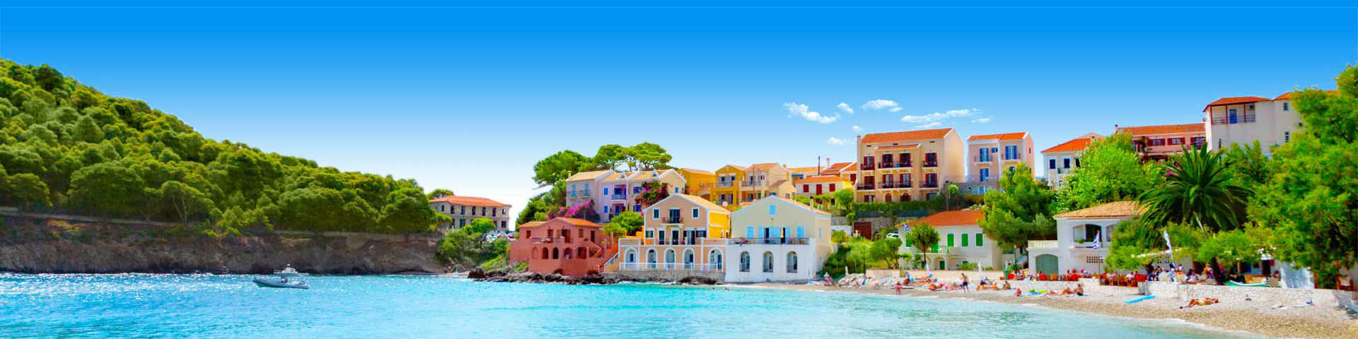 Traditionele, gekleurde huisjes aan de kust van Corfu in Griekenland