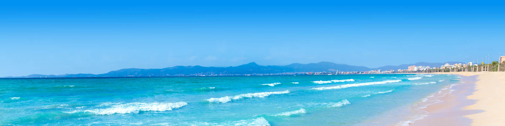 Ze helderblauwe zee bij El Arenal op het Spaanse eiland Mallorca