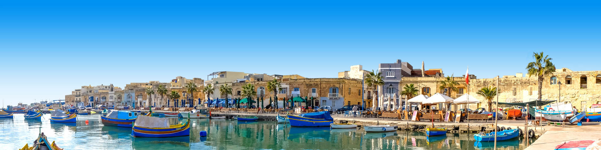 Bootjes in de gezellige haven van Malta met boulevard