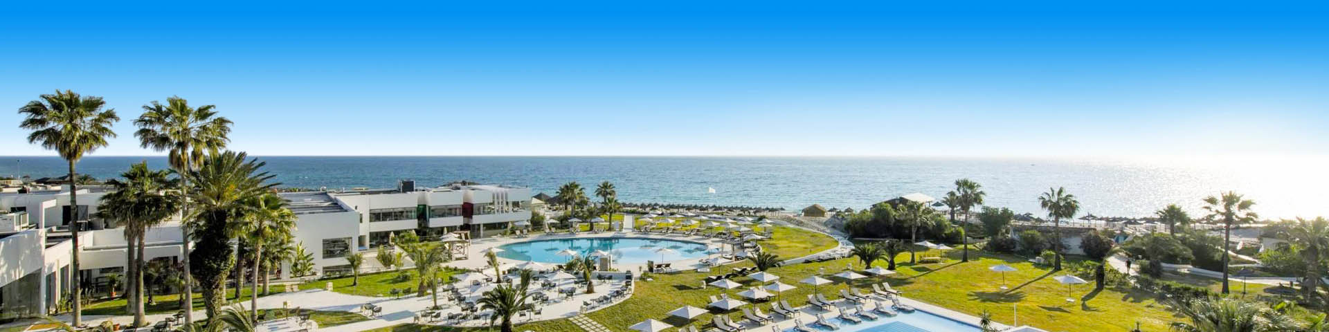 Hotel met grote groene ligweide en zwembad in Tunesië