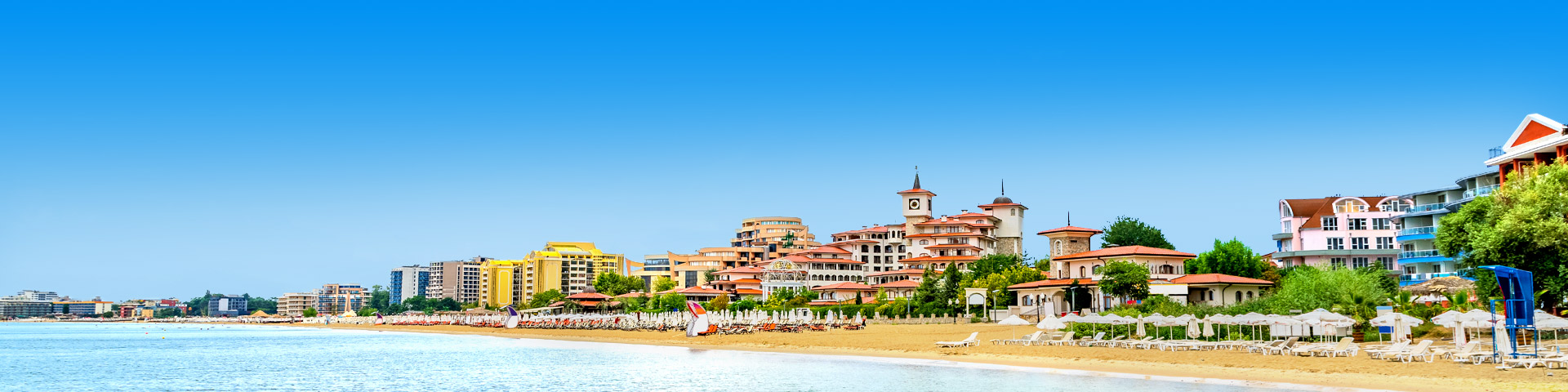 Uitzicht over het strand aan de Zwarte Zeekust met ligbedjes en gebouwen