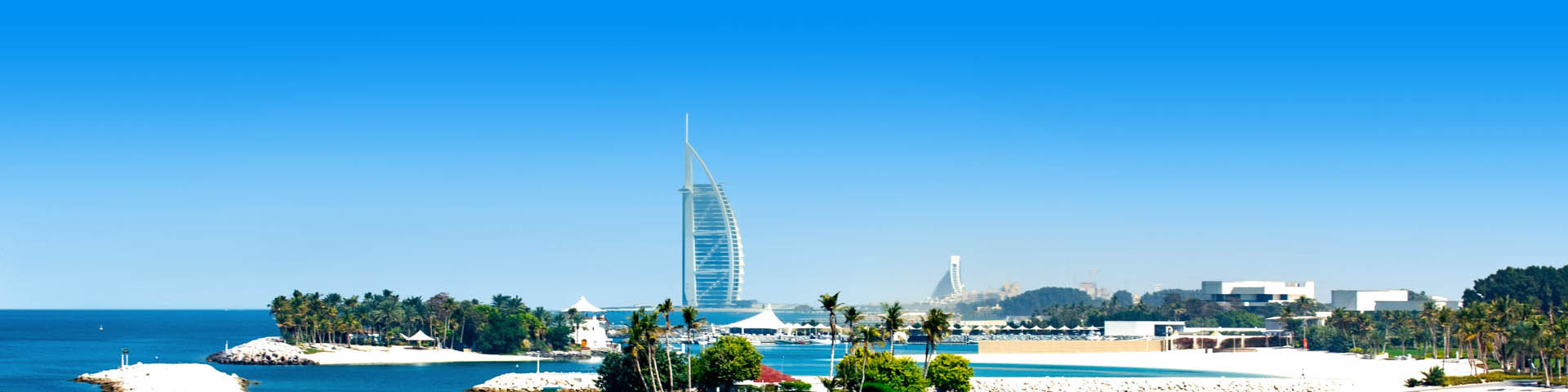 Uitzicht over Dubai met de Burj al Arab op de achtergrond