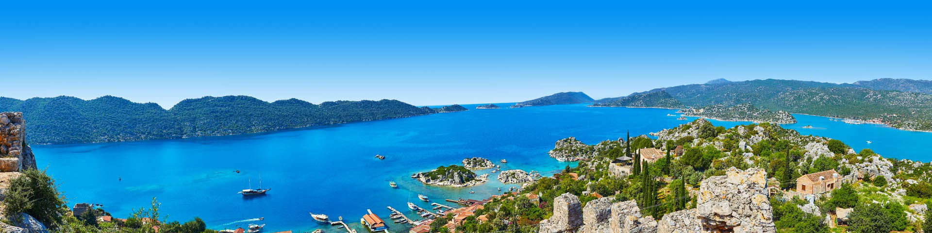 Uitzicht op de haven en kustlijn van Marmaris in Turkije