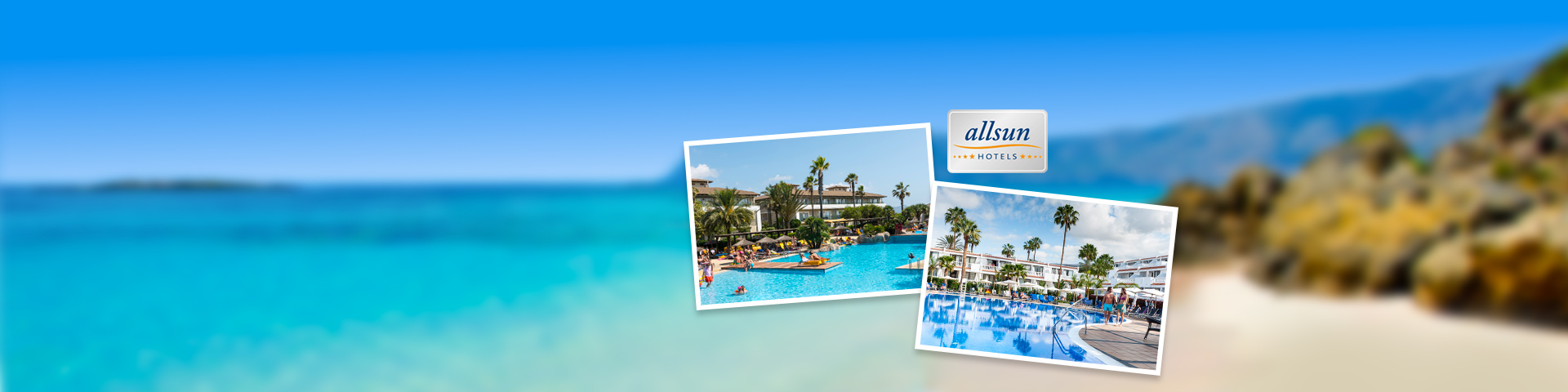 Uitzicht op het zandstrand en helderblauwe zee bij een Allsun hotel