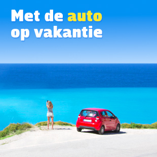 Gele auto met stelletje op autovakantie