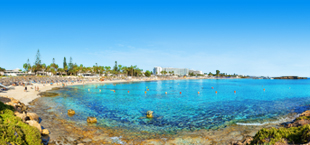 Prachtige baai met helderblauwe zee bij Ayia Napa