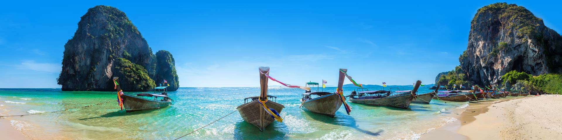 Houten Kano's in azuurblauwe zee in Azië