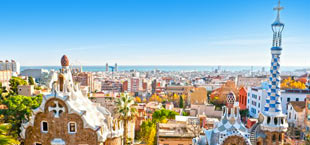 Uitzicht over Barcelona met kleurrijke mozaïekarchitectuur van Park Güell en skyline van de stad