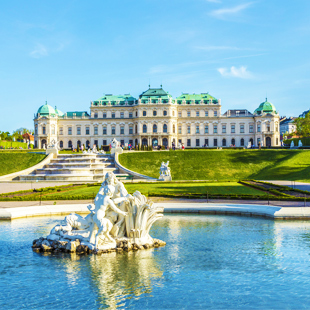 Belvedere Museum in Wenen met barok paleis, symmetrische tuinen en vijvers, en een statige gevel onder een heldere lucht.